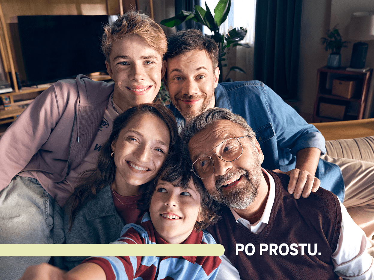 Zdjęcie przytulającej się rodziny. Na dole jest napis: po prostu