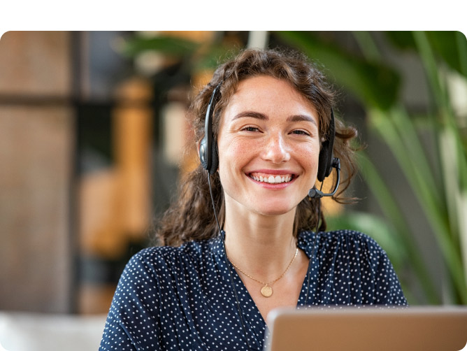 Uśmiechnięta kobieta ze słuchawkami i mikrofonem