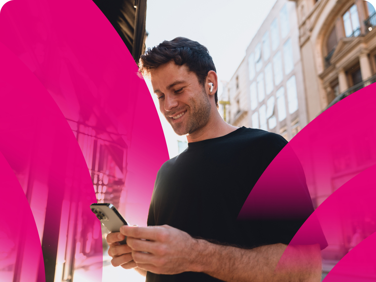 Uśmiechnięty mężczyzna patrzący w telefon