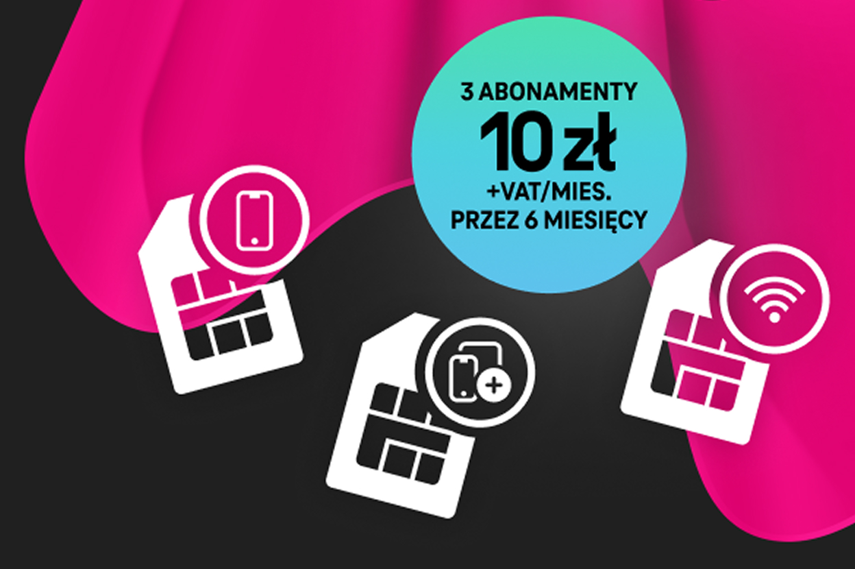 dwie pary siedzą na kanapie oglądając telewizję