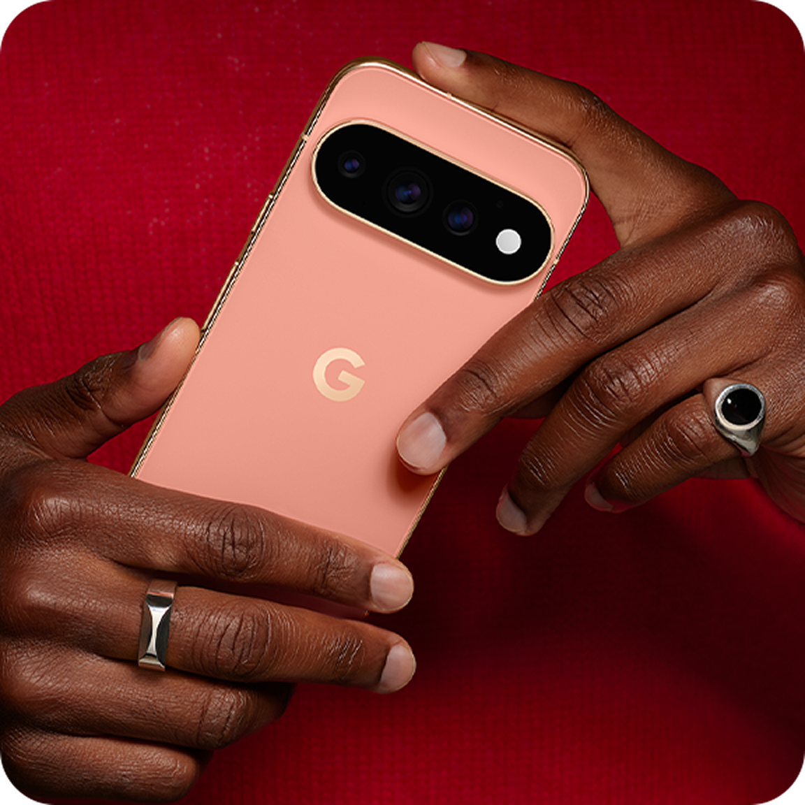 Zdjęcie dłoni trzymających telefon Google Pixel 11 w kolorze miedzianego różu.