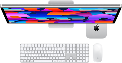 Mac mini wsunięty pod monitor Studio Display, klawiatura Magic Keyboard z polem numerycznym, mysz Magic Mouse